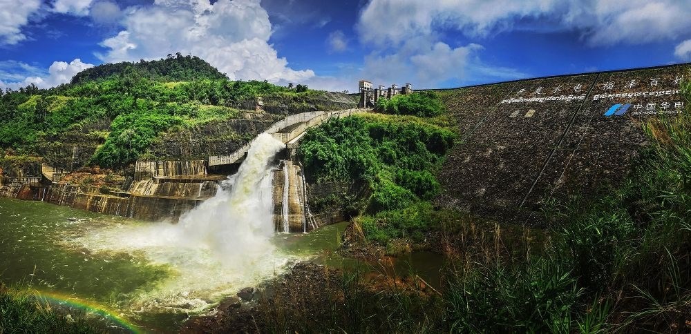 2018年6月22日在柬埔寨戈公省拍攝的中國援柬額勒賽水電站上大壩。