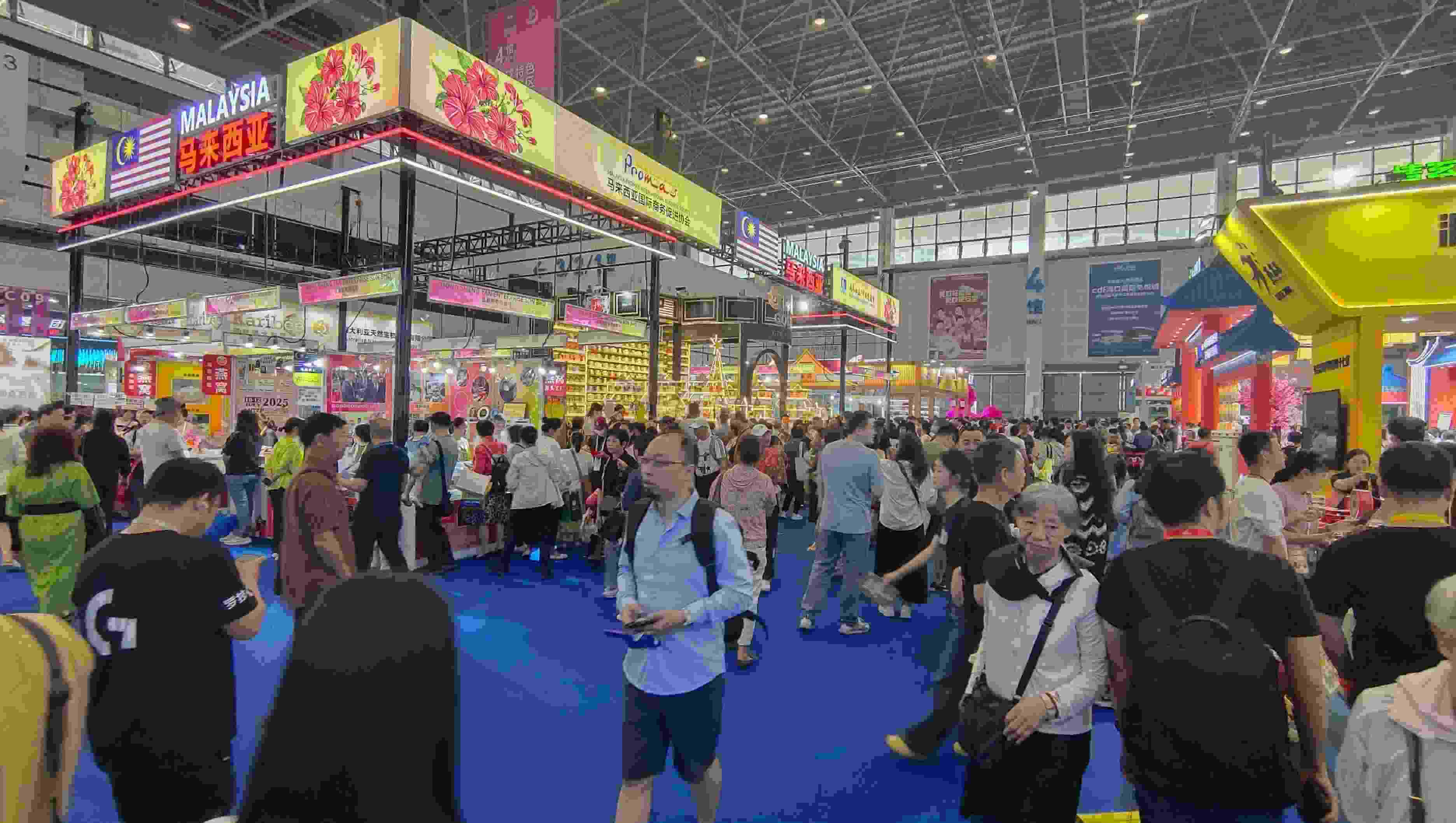 消博會(huì)迎來(lái)公眾開(kāi)放日，眾多市民、客商來(lái)到展館參觀(guān)、購(gòu)物。人民網(wǎng)記者 李彤?dāng)z