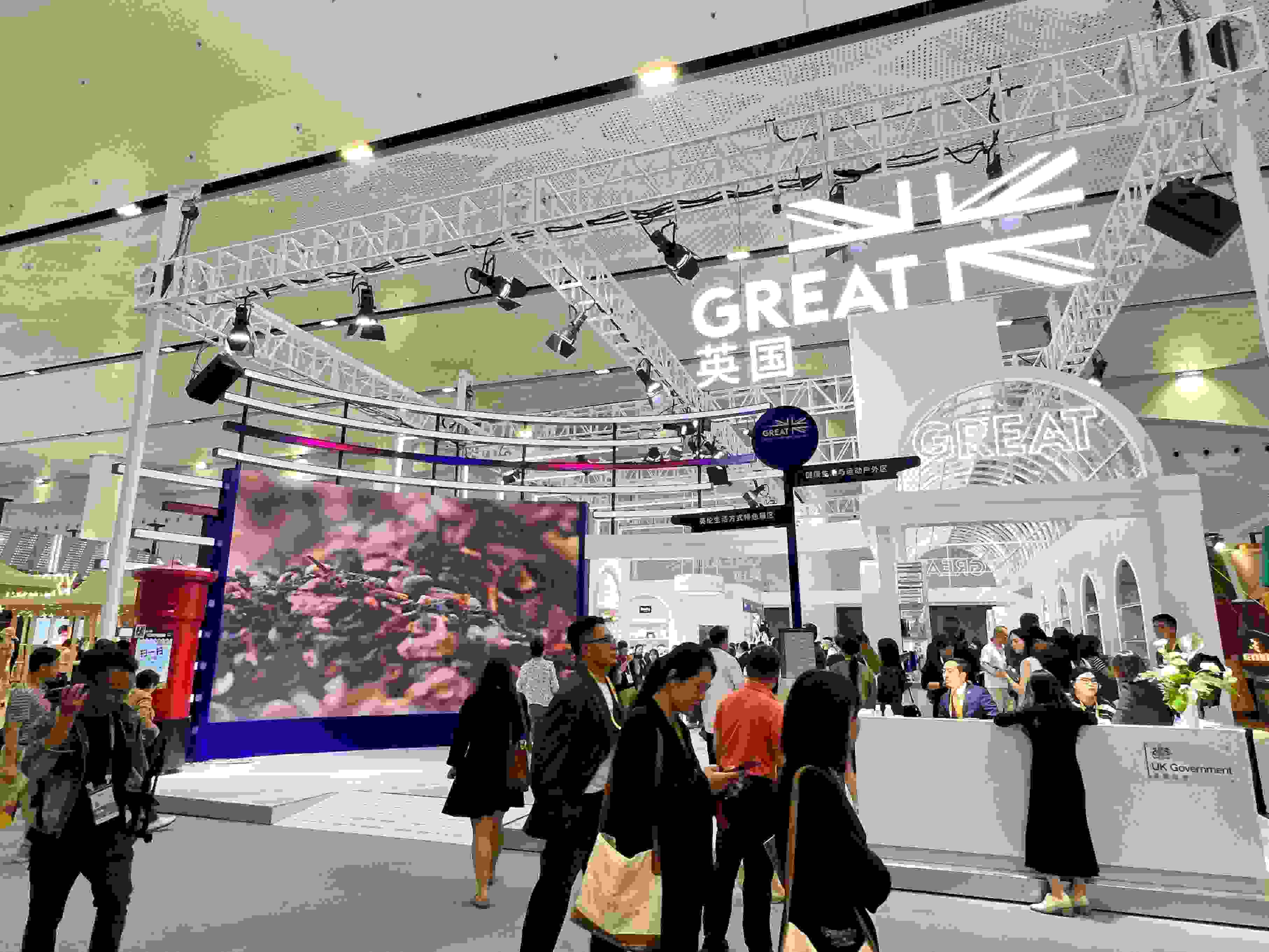 在消博會(huì)上，主賓國(guó)英國(guó)國(guó)家館開(kāi)館。人民網(wǎng)記者 趙瞳攝