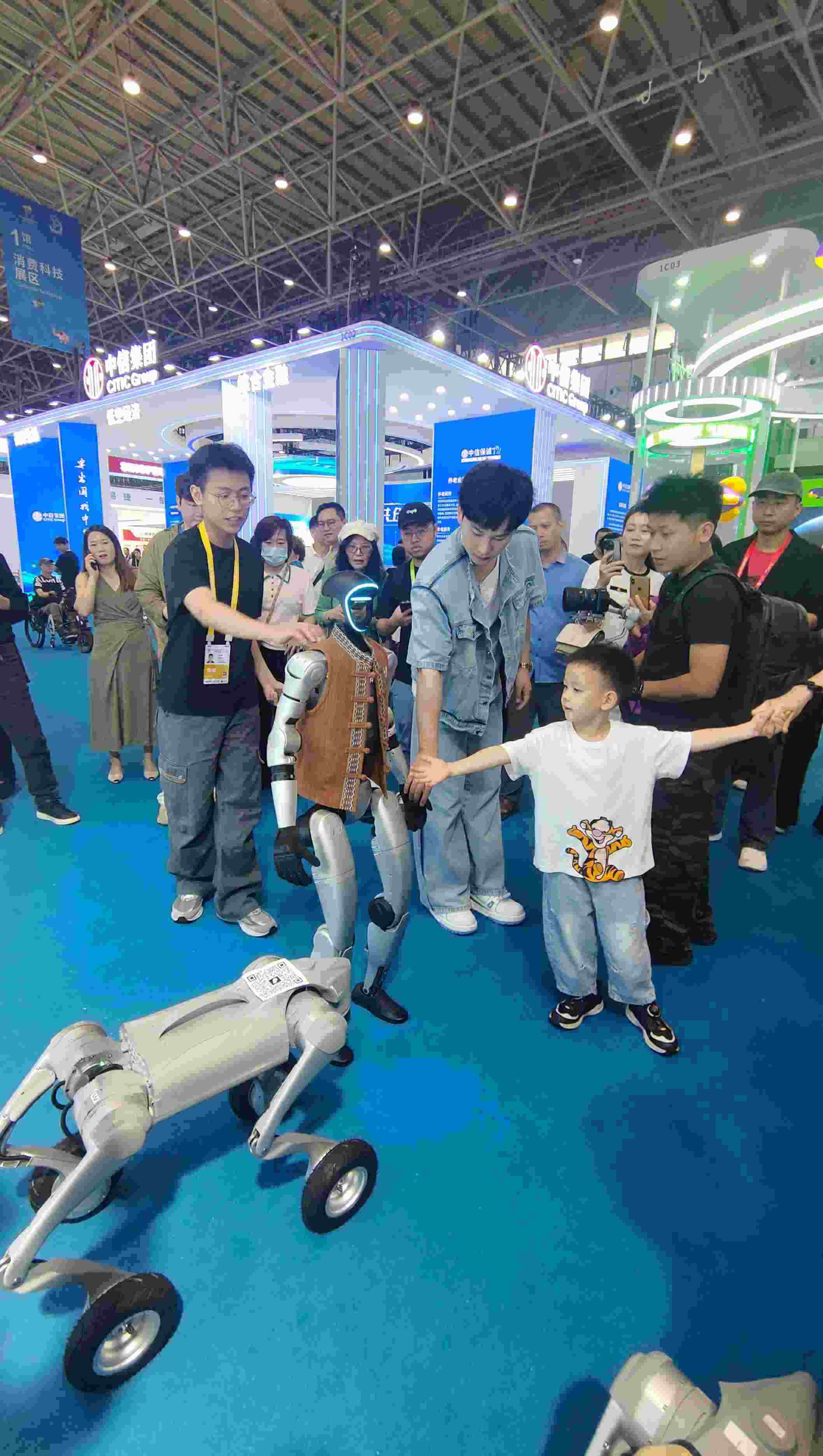 消博會(huì)現(xiàn)場(chǎng)，機(jī)器人等科技消費(fèi)產(chǎn)品吸引觀(guān)展者駐足。人民網(wǎng)記者 李彤?dāng)z