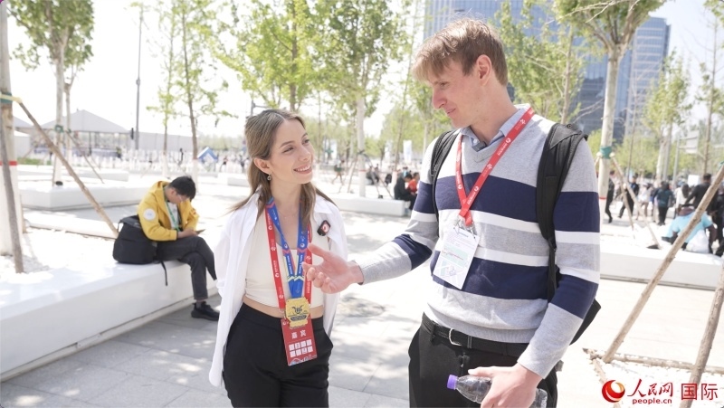 墨西哥的參賽選手阿蘭薩蘇?巴燕（左）與瑞士選手喬文韜。人民網(wǎng)記者 袁蒙攝