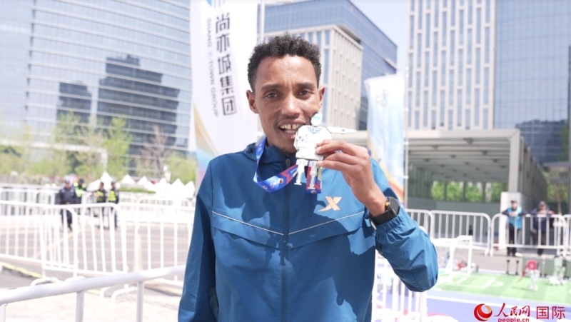 埃塞俄比亞選手圖魯·亞雷德·德梅克獲得本次大賽男子組亞軍。人民網(wǎng)記者 袁蒙攝
