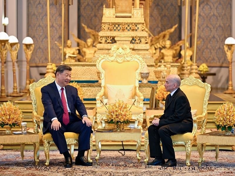 4月17日，柬埔寨國(guó)王西哈莫尼同習(xí)近平主席在金邊王宮舉行會(huì)見(jiàn)。