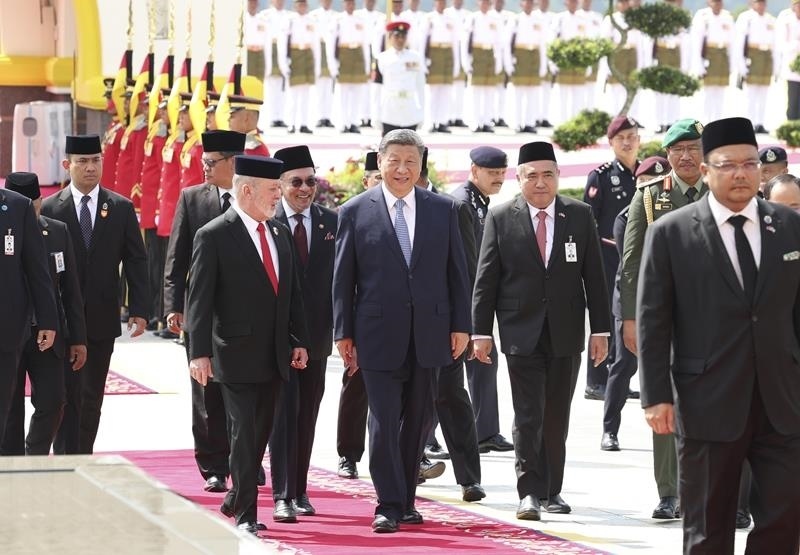 4月16日，馬來(lái)西亞最高元首易卜拉欣在馬來(lái)西亞國(guó)家王宮廣場(chǎng)為習(xí)近平主席舉行隆重歡迎儀式。