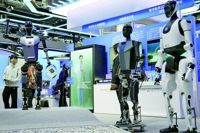 3月27日，在中關(guān)村展示中心常設(shè)展上，人形機(jī)器人“天工”向參觀者招手示意。新華社記者 鞠煥宗攝