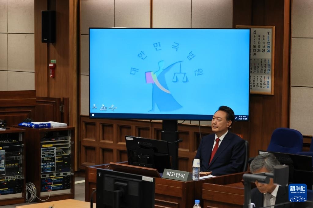 4月21日，尹錫悅在韓國首爾中央地方法院出席庭審。新華社/紐西斯通訊社