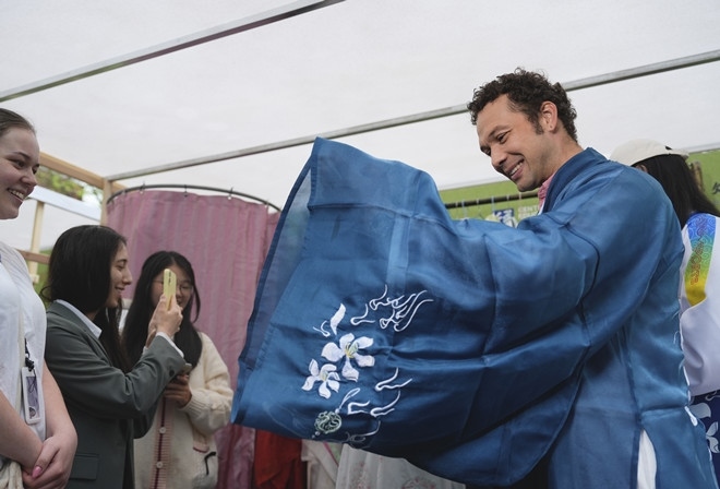 外國青年試穿漢服。中外語言交流合作中心供圖