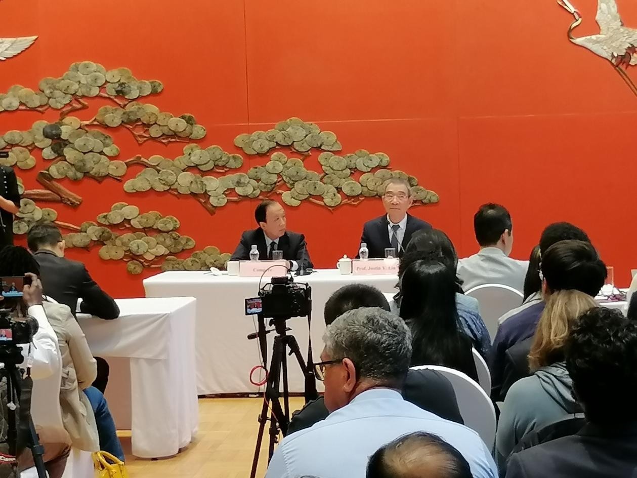 圖為21日舉行的“臨甲7號沙龍”，林毅夫（右一）在回答中外媒體記者的提問。 人民網(wǎng)記者 李瀟攝