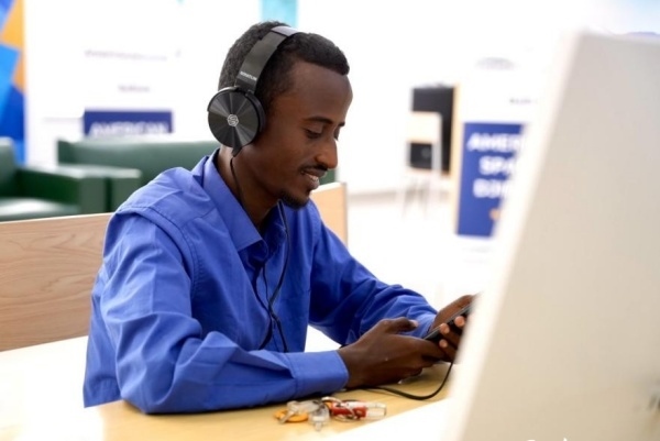 在明亮現(xiàn)代的信息技術(shù)閱覽室，當(dāng)?shù)刈x者正在沉浸式學(xué)習(xí)，塔里克·易卜拉欣攝