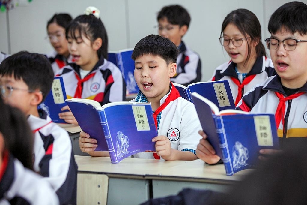 △2025年4月21日，河南焦作，學(xué)生們?cè)谡b讀《論語(yǔ)》。