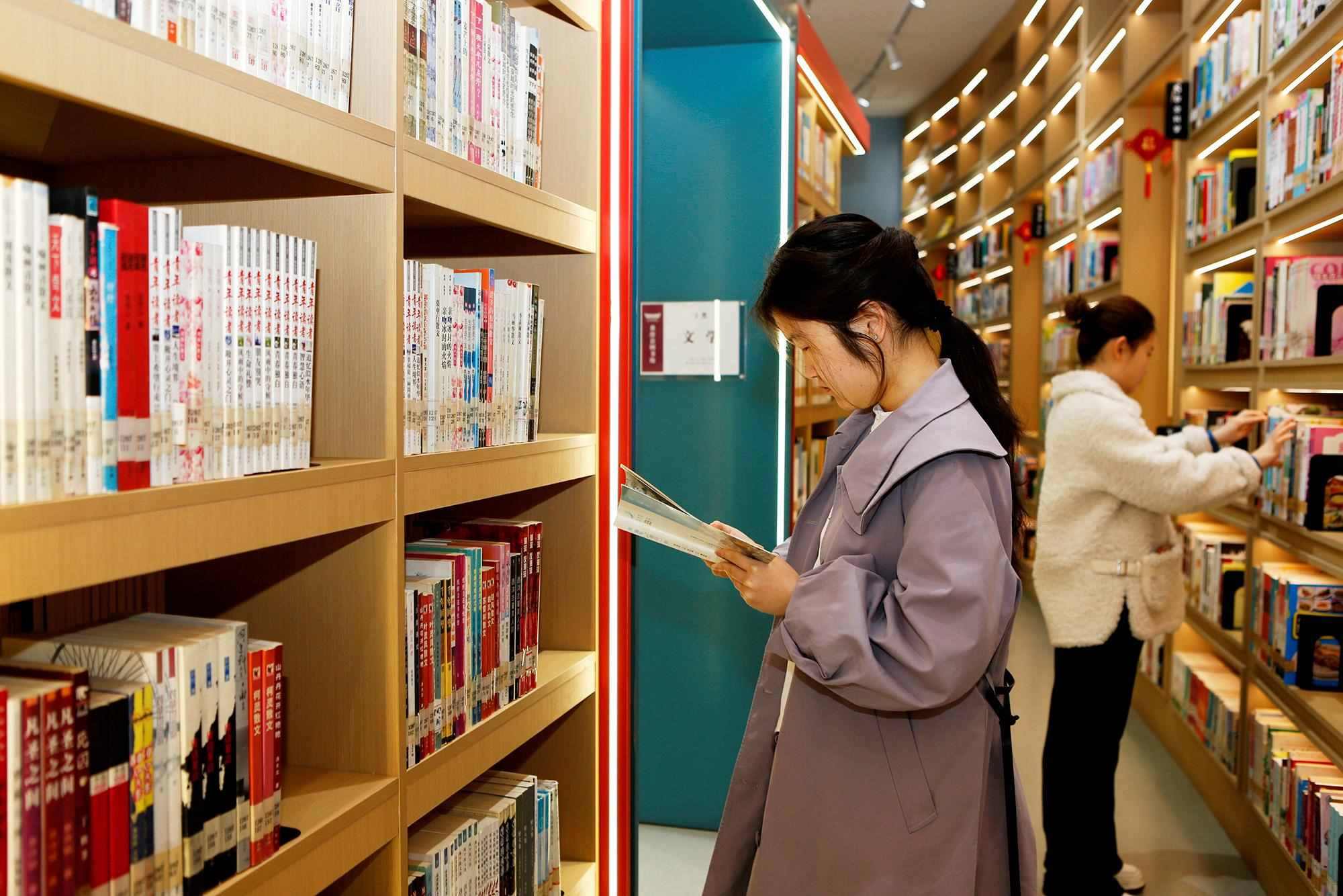 △2025年3月29日，讀者在山西臨汾市襄汾縣圖書(shū)館閱讀。