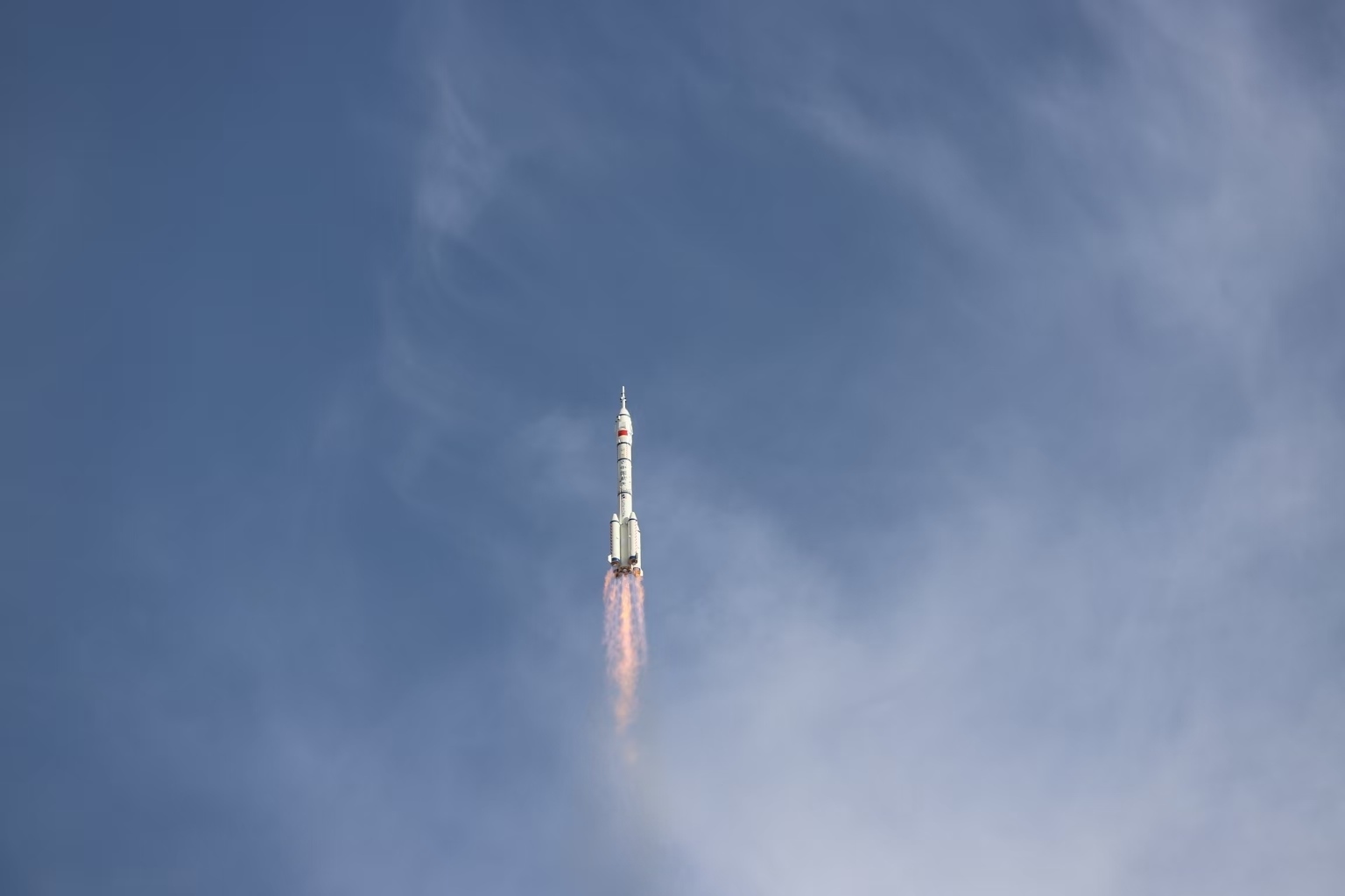 長征二號F遙二十運載火箭點火發(fā)射。人民網(wǎng)記者 黃帆攝