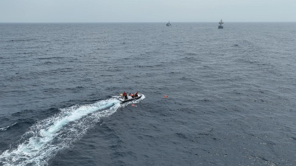 4月23日，中越海警開(kāi)展海上聯(lián)合搜救演練，模擬營(yíng)救落水人員。（中國(guó)海警供圖）