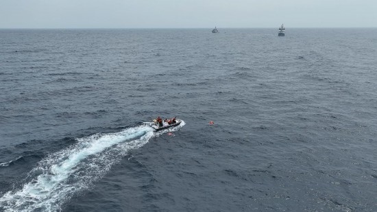 4月23日，中越海警開展海上聯(lián)合搜救演練，模擬營救落水人員。（中國海警供圖）