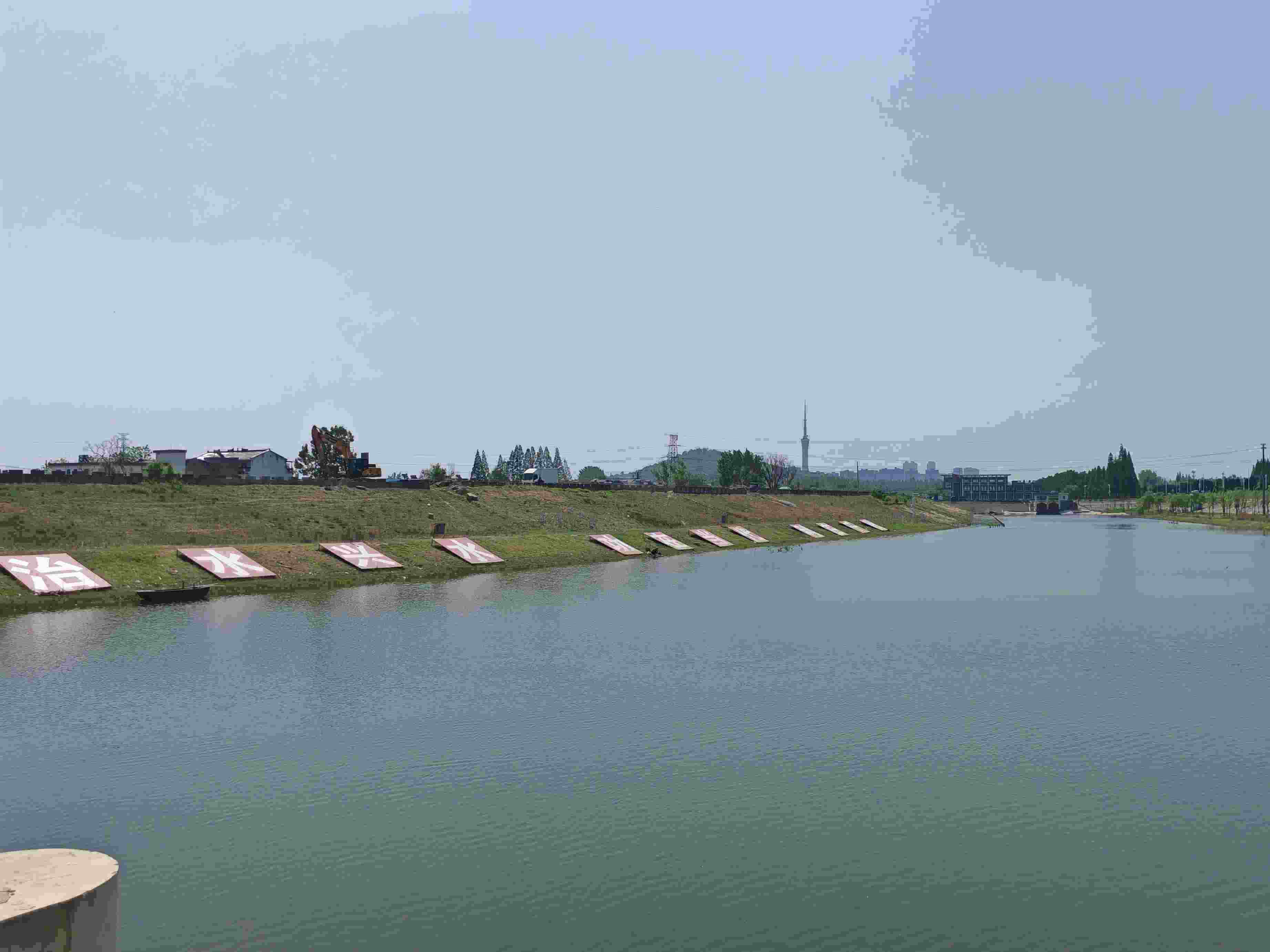 在龍子湖樞紐上眺望靚麗的淮河美景。人民網(wǎng)記者 王子鋒攝