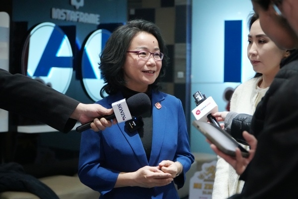 沈敏娟大使接受中蒙主流媒體采訪。中國駐蒙古國使館供圖