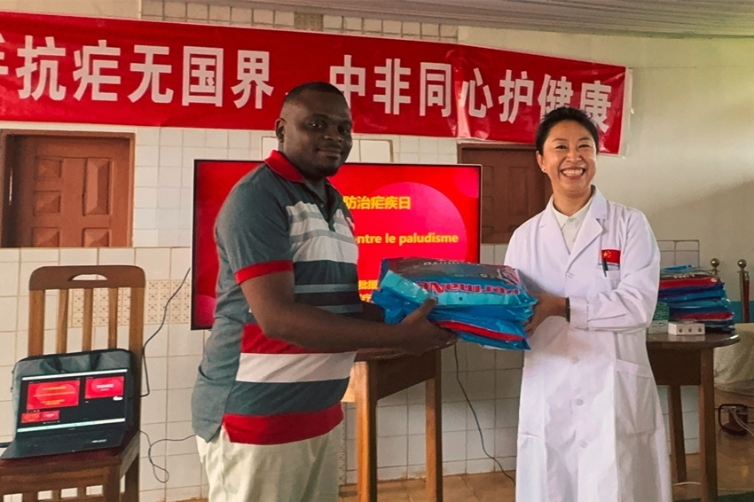 【3】贈送抗瘧物資。中國（山西）第24批援喀麥隆姆巴爾馬尤醫(yī)療隊 供圖