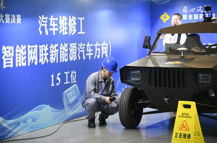 2024年9月11日，由全國(guó)總工會(huì)、人力資源和社會(huì)保障部等單位主辦的第八屆全國(guó)職工職業(yè)技能大賽決賽在陜西開幕。這是選手在位于西安國(guó)際會(huì)展中心的比賽場(chǎng)地參加汽車維修工（智能網(wǎng)聯(lián)新能源汽車方向）工種比賽。新華社記者 張博文 攝