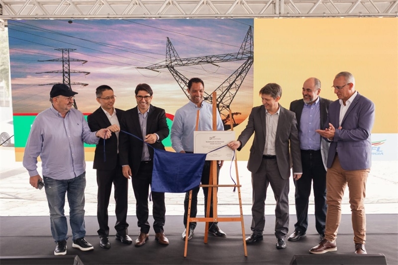 CPFL公司執(zhí)行副總裁弗拉維奧·恩里克·里貝羅（中）、CPFL輸電公司總裁李甫（左二）、南里奧格蘭德州州議員阿洛伊西奧·克拉斯曼（左一）、州長代表豪爾赫·波佐邦（右一）等出席投運儀式。 中國國家電網(wǎng)巴西電力CPFL公司供圖