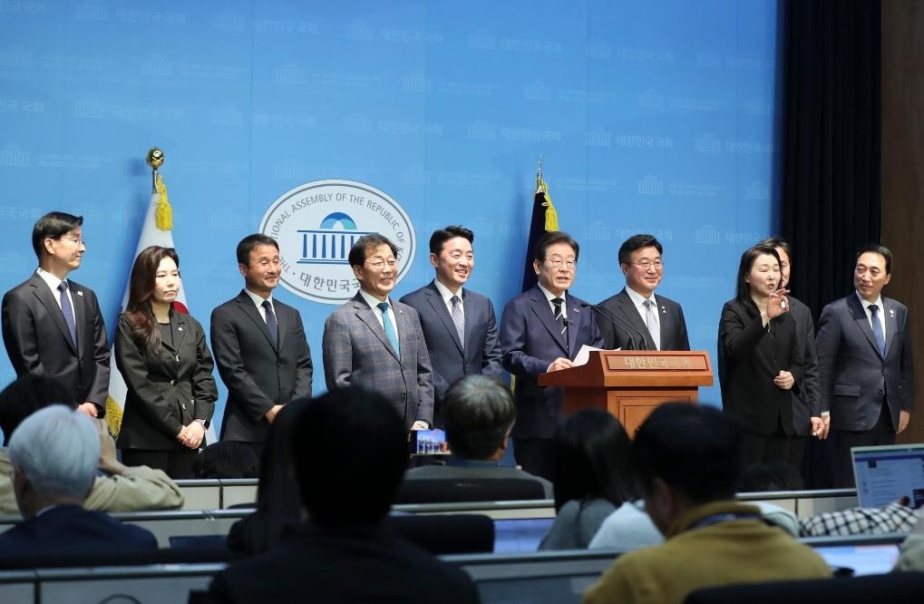 4月11日，李在明在韓國(guó)首爾舉行的新聞發(fā)布會(huì)上介紹他的總統(tǒng)競(jìng)選團(tuán)隊(duì)。新華社記者姚琪琳攝