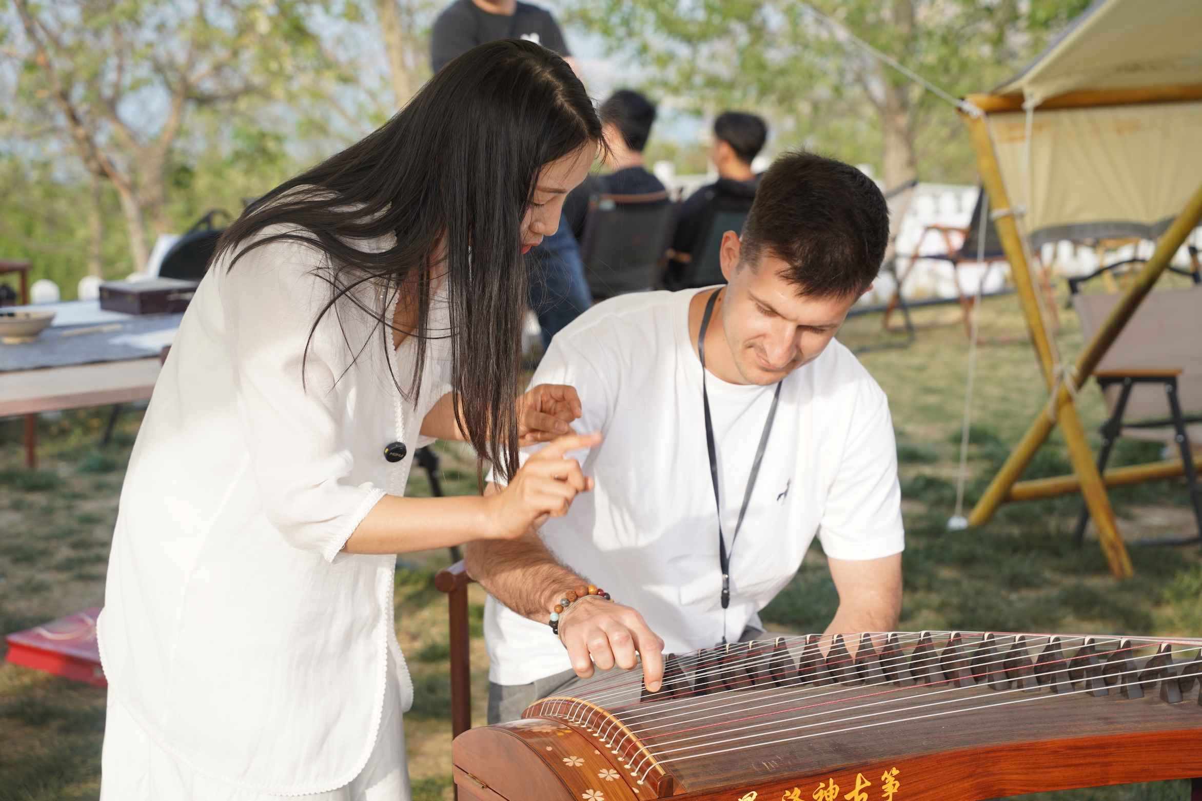 外媒體記者古箏體驗(yàn)。主辦方供圖