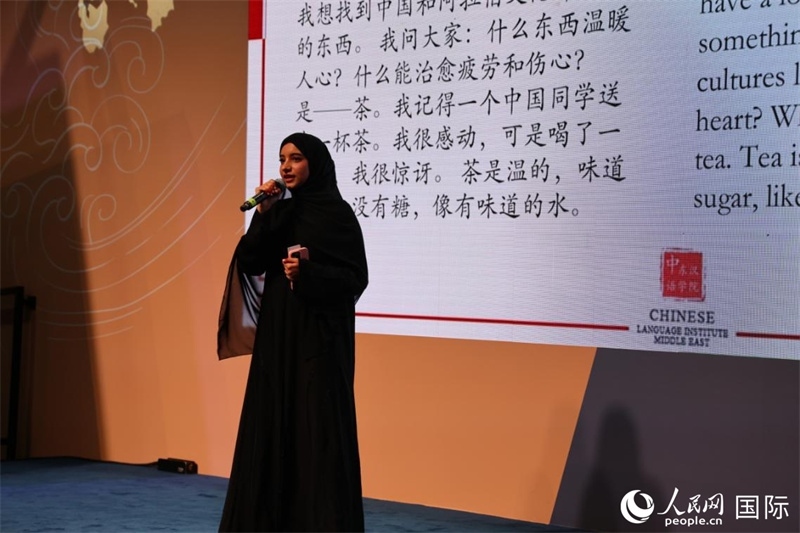 第四屆“阿聯(lián)酋眼中的中國”中文比賽上，一位阿聯(lián)酋漢語學(xué)習(xí)者與觀眾分享對中國茶文化的思考。人民網(wǎng)記者 張志文攝