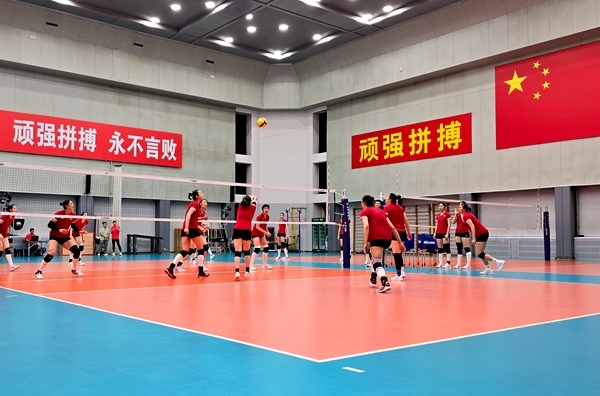 4月28日，中國(guó)女排在主教練趙勇的帶領(lǐng)下進(jìn)行訓(xùn)練。人民網(wǎng)記者 胡雪蓉?cái)z