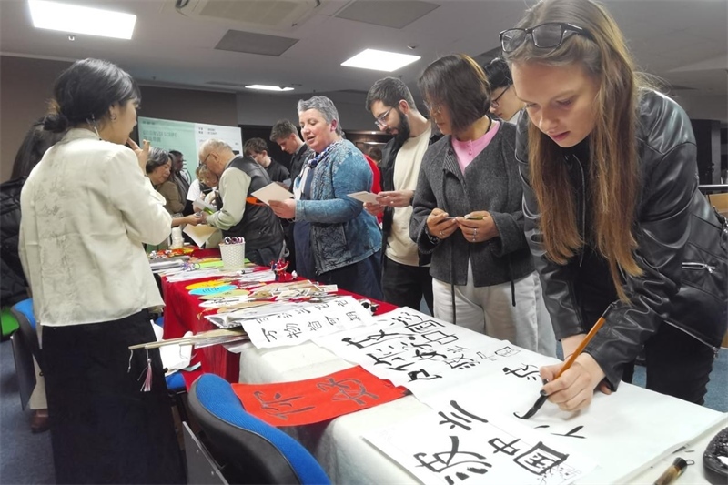 現(xiàn)場來賓體驗中國傳統(tǒng)文化。中國駐波蘭大使館供圖。