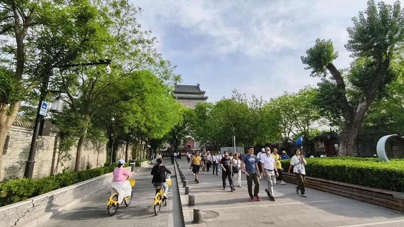 外國游客游覽北京鼓樓。人民網記者 李楠樺攝