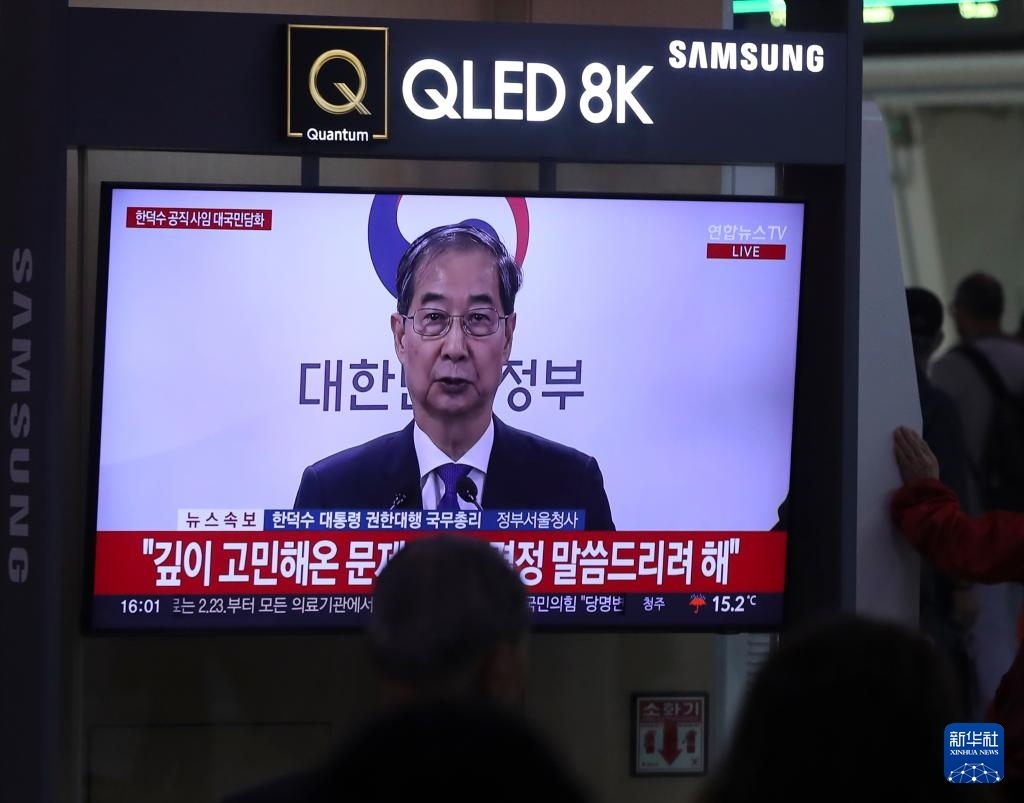 5月1日，在韓國(guó)首爾火車(chē)站，民眾觀看韓德洙辭職的新聞。新華社記者 姚琪琳 攝