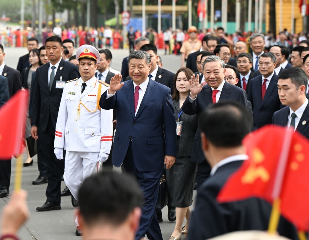4月14日，中共中央總書記、國(guó)家主席習(xí)近平抵達(dá)河內(nèi)對(duì)越南進(jìn)行國(guó)事訪問。當(dāng)日下午，越共中央總書記蘇林為習(xí)近平舉行隆重歡迎儀式。這是歡迎儀式后，習(xí)近平和蘇林一同步行前往越共中央駐地舉行會(huì)談時(shí)，向歡迎人群揮手致意。新華社記者 張領(lǐng) 攝