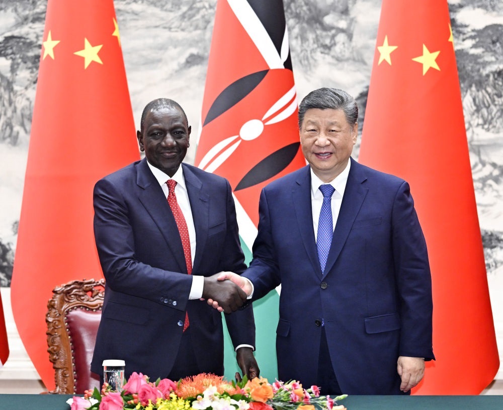 4月24日上午，國(guó)家主席習(xí)近平在北京人民大會(huì)堂同來華進(jìn)行國(guó)事訪問的肯尼亞總統(tǒng)魯托舉行會(huì)談。這是習(xí)近平同魯托握手。新華社記者 岳月偉 攝