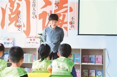 田桂月帶領(lǐng)孩子共讀繪本《點》。李澤罡攝