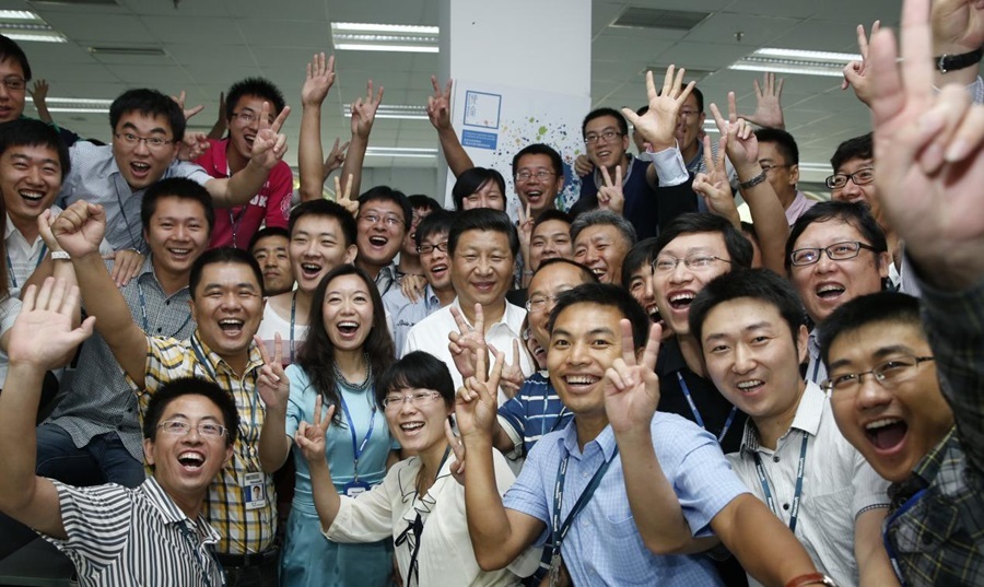 2013年8月29日，習(xí)近平總書(shū)記在東軟集團(tuán)（大連）有限公司同年輕員工親切合影。新華社記者 鞠鵬 攝