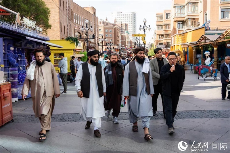 代表團在新疆國際大巴扎參觀。人民網(wǎng)記者 章凱風攝