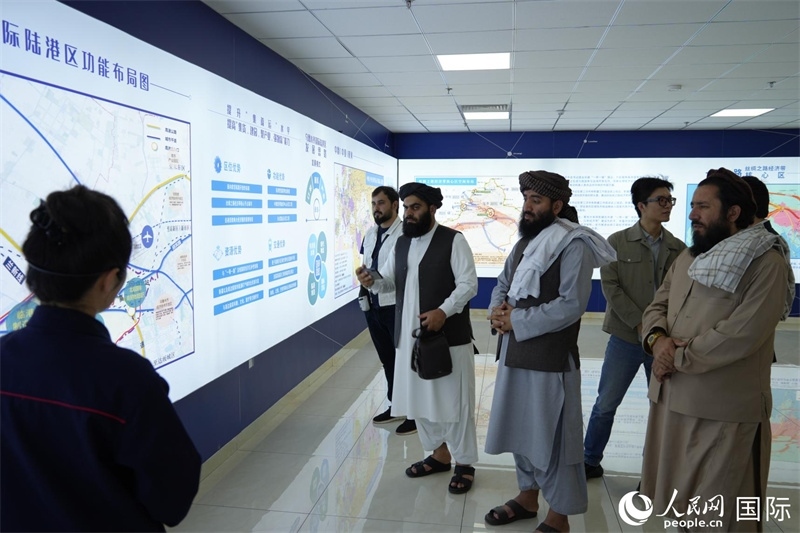 代表團在烏魯木齊國際陸港區(qū)參觀。人民網(wǎng)記者 章凱風攝