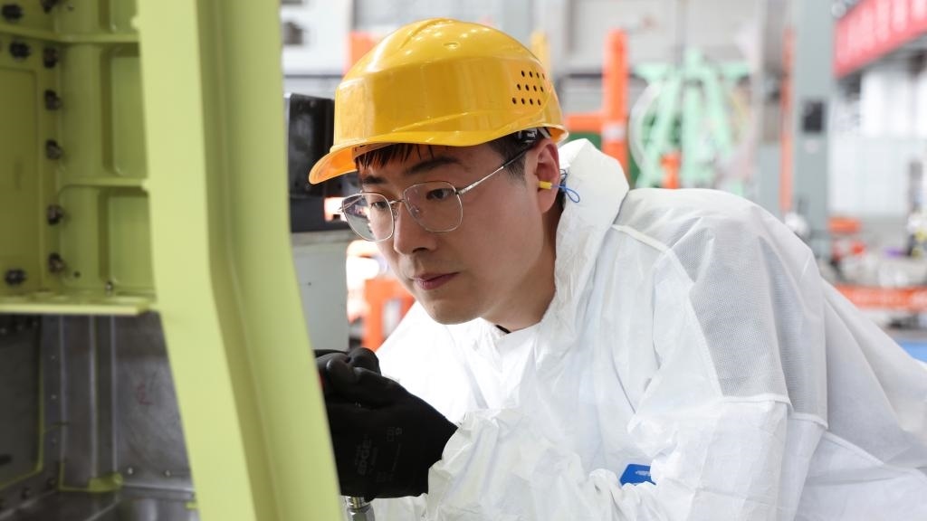 在中國航空工業(yè)集團(tuán)成飛車間內(nèi)，飛機(jī)鉚裝鉗工首席操作技師馮攀龍正在工作。（新華社發(fā)）