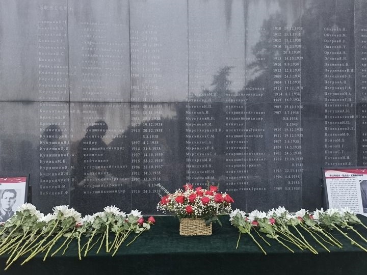 在南京抗日航空烈士紀(jì)念館鐫刻有蘇聯(lián)籍抗日航空英烈名錄的紀(jì)念碑前，擺放著人們獻(xiàn)上的鮮花（2024年11月22日攝）。新華社記者 邱冰清 攝