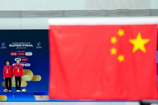 5月2日，獲得2025年跳水世界杯總決賽女子雙人10米臺(tái)冠軍的中國(guó)組合陳芋汐（右）/全紅嬋在頒獎(jiǎng)儀式上。新華社記者 鞠煥宗 攝