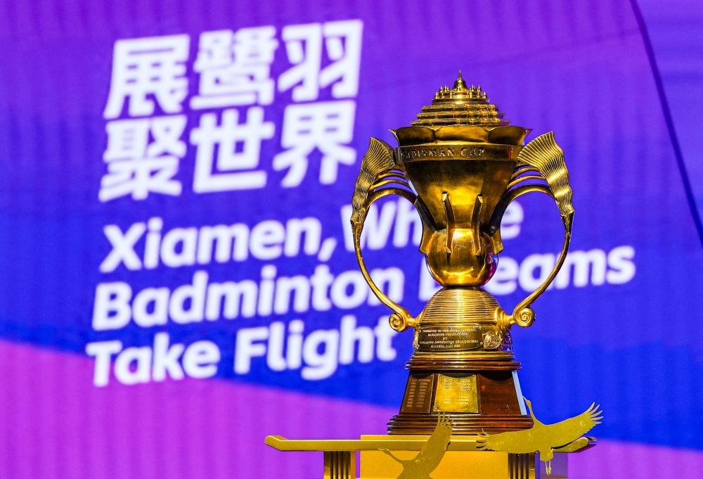 這是5月4日在決賽前拍攝的蘇迪曼獎杯。新華社記者 孫非 攝