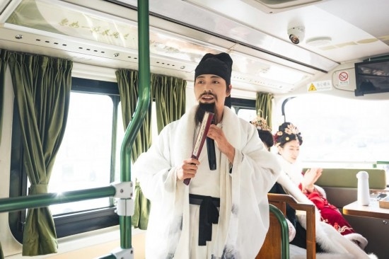 身著古裝的“伴游”在“長(zhǎng)安尋夢(mèng)”主題觀光車上為游客講解。（受訪者供圖）