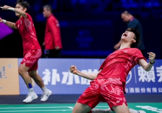 5月3日，中國(guó)隊(duì)組合馮彥哲（右）/黃東萍在半決賽混雙比賽后慶祝。新華社記者 孫非 攝