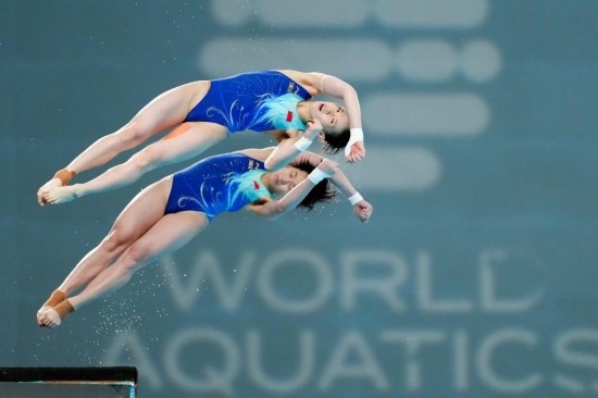 5月2日，陳芋汐（上）/全紅嬋在比賽中。新華社記者 鞠煥宗 攝