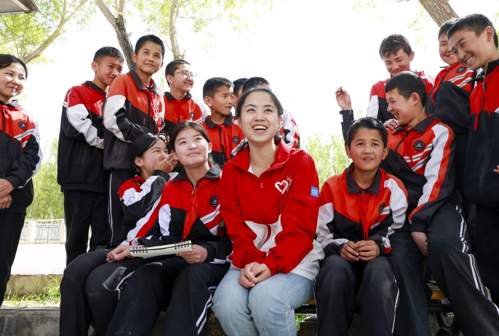 4月23日，在新疆克州阿圖什市哈拉峻鄉(xiāng)謝依特小學(xué)，支教教師高淑賢和學(xué)生們?cè)谝黄稹? width=