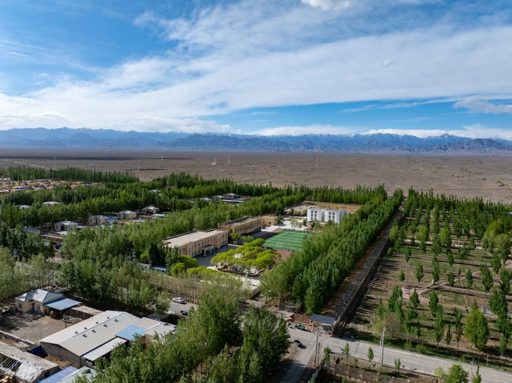 這是4月23日在新疆克州阿圖什市哈拉峻鄉(xiāng)拍攝的謝依特小學(xué)（無人機(jī)照片）。