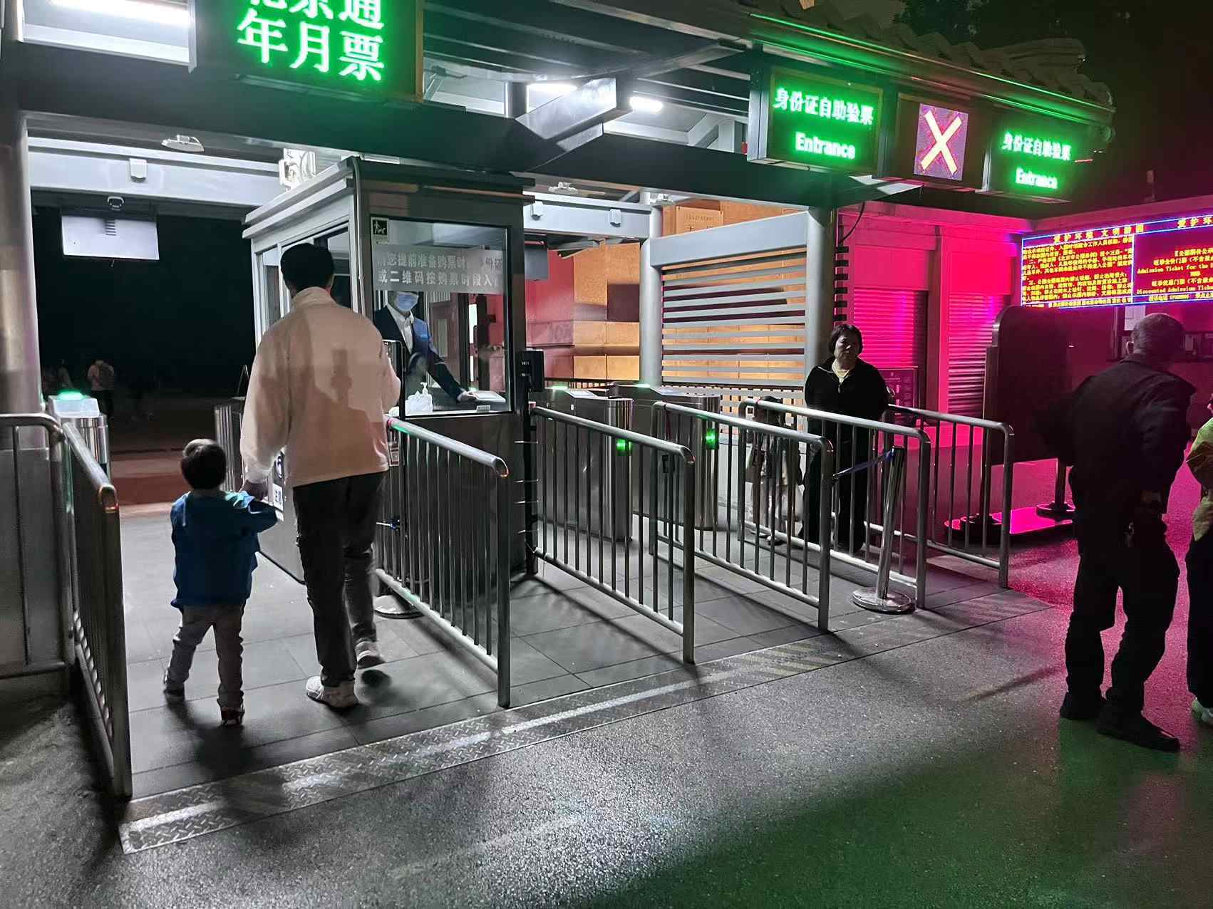 北京天壇公園延長(zhǎng)開放時(shí)間，游客進(jìn)入游覽。人民網(wǎng)記者 李楠樺攝