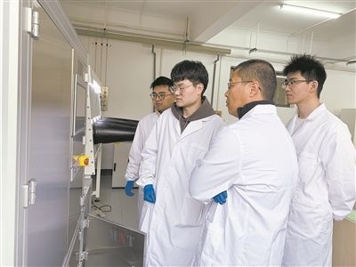 圖為安工大材料科學(xué)與工程學(xué)院碩士研究生余威（右一）在實(shí)驗(yàn)室開展研究。安工大供圖