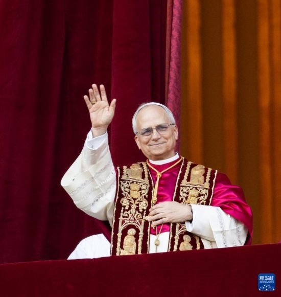 5月8日，在梵蒂岡城，來自美國的樞機(jī)主教羅伯特·普雷沃斯特當(dāng)選新一任天主教羅馬教皇后向民眾致意。新華社記者 李京 攝