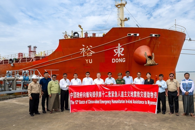 中國(guó)駐緬大使館歐陽(yáng)道冰參贊、仰光省首席部長(zhǎng)梭登及緬有關(guān)部門(mén)官員出席交接儀式。人民網(wǎng)記者 謝佳君攝