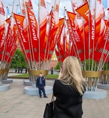 當(dāng)?shù)貢r間5月7日下午，莫斯科紅場外，紀(jì)念蘇聯(lián)偉大衛(wèi)國戰(zhàn)爭勝利80周年慶典旗幟飄揚(yáng)。